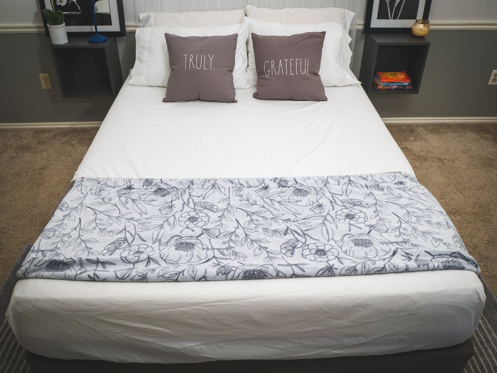 Sleep with the Queen Size Floral Grey TUCKER'D TOEBEE and never sleep with cold feet